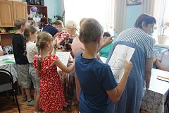 Ромашковый бум:  в ершовском  «Доброцентре» прошла праздничная межпоколенческая встреча 