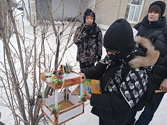 В Ершове юные друзья полиции помогают пернатым пережить зиму