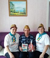 В Ершовском районе "серебряные" волонтеры поздравили мужчин с праздником