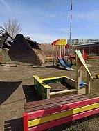 В песочницы для ершовской детворы завезли песок