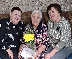 В свой 90-летний юбилей жительница ершовского села окружена заботой и вниманием родных и близких