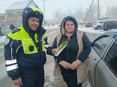 Ершовских автоледи поздравили с наступающим праздником