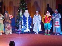 В Ершове детям участников спецоперации показали  театрализованное  представление  «Волшебный трон Деда Мороза»