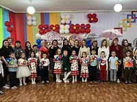 В детском саду «Василек» города Ершова прошел праздничный утренник, посвященный Дню матери и празднику осени