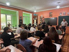 Полицейские провели профилактические беседы на родительских собраниях в школах города Ершова