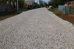 В Ершове отсыпали щебнем восемь грунтовых дорог