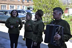 В Ершове работники культуры дали концерты на дому для тружеников тыла