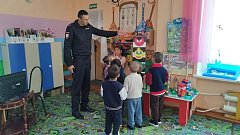 О безопасности — из первых уст: ершовские полицейские напомнили детям главные правила безопасности