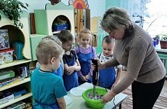 Юные исследователи из Ершова привезли на конкурс «апельсин», «волшебный песок» и «бумажные чудеса»