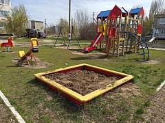В песочницы для ершовской детворы завезли песок