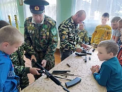 Дети Ершовского района из первых уст услышали рассказы о службе пограничников