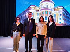 Делая «шаги в профессию учителя», ершовская школьница пообщалась с губернатором области