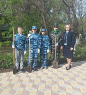 Ершовские сотрудники полиции и их юные друзья из школы № 2 приняли участие в акции «Сад памяти»
