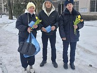 В Ершове полицейский и общественник поздравили горожанок с наступающим 8 Марта и предупредили о мошенниках