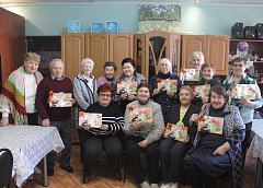 Ершовские получатели соцуслуг изготовили подарочные сувениры для ветеранов ВОВ