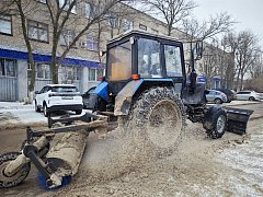 В Ершове  МКУ «Благоустройство» проводит работы по поддержанию порядка и созданию праздничной атмосферы в городе