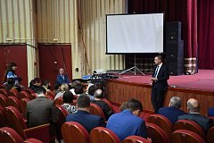 В Ершове губернатор области Роман Бусаргин встретился с семьями военнослужащих