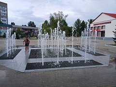 Место встреч, романтических прогулок, детского смеха и отдыха для всей семьи — это все про ершовскую площадь с фонтаном