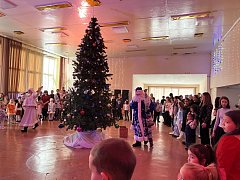 В Ершове прошло новогоднее представление для детей из многодетных семей