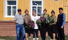 В Ершове «серебряные» волонтеры приняли участие в акции «Окна Победы»