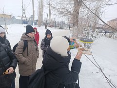 В Ершове юные друзья полиции помогают пернатым пережить зиму