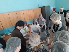 Гости Ершовского агролицея учились печь заварные корзиночки и пробовали себя в швейном деле