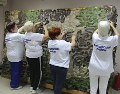 В Ершове «серебряные» волонтеры в добровольческой мастерской «СВОими руками» плетут масксети