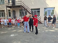 В Ершове в летнем лагере школы № 3 состоялась «Зарядка со стражем порядка»