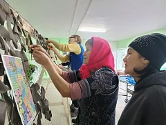 Жители Ершовского района плетут маскировочные сети для фронта