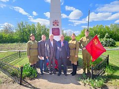 Жители Ершовского района несут к памятникам живые цветы