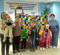 Ершовские «серебряные» волонтеры подарили бонус социальным работникам