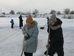 Ученики, родители и педагоги школы ершовского села сообща расчистили каток