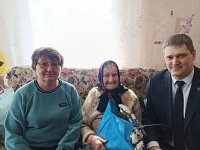 Глава Ершовского района навестил ветерана войны и долгожительницу Анну Петровну Зеленкину