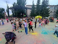 Фестиваль красок раскрасил площадь Ершова