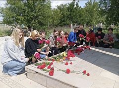 В канун памятной даты ершовские Первые провели субботник на Братской могиле