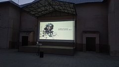 С экрана летнего кинотеатра ершовцам рассказывают о службе по контракту