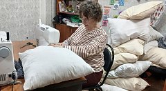 В центре соцобслуживания Саратова шьют подушки для участников СВО