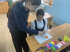 День космонавтики отметили творчески: ершовские школьники слепили «космические талисманы»