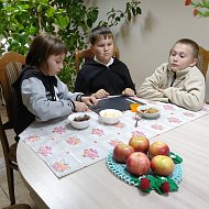 Сегодня в ершовском центре соцобслуживания готовили десерт и читали басни по ролям