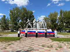 День Государственного флага России: юные активисты Ершова приняли участие в патриотической акции