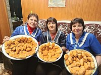 Кусочек домашнего тепла для бойцов СВО передали ершовские соцработники