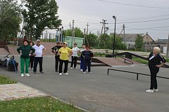 В Международный день семей ершовские «серебряные» сторонники ЗОЖ устроили пробег «Мы шагаем всей семьёй»