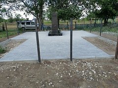 В ершовском селе ведутся работы по благоустройству территории у памятника