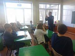 Ершовские школьники и спасатель пообщались на «Классной встрече»