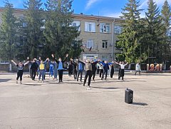 На центральную площадь активисты позвали ершовцев на ЗОЖ-флешмоб