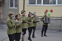 На улице Победы ершовцы разных возрастов пели о Великой Победе