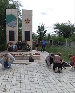 В канун памятной даты ершовские Первые провели субботник на Братской могиле
