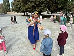 В Ершове сотрудники РДК провели для дошколят фольклорное развлечение, посвященное трем Спасам