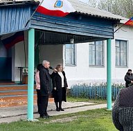 В школе Ершовского района установили мемориальную доску и Парту Героя