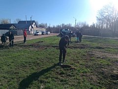 Коллектив Ершовского агролицея приводит в порядок общественную территорию с БМП